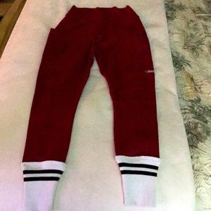 BOMBSHELL ANKLE SOCK LEGGINGS in Maroon/White